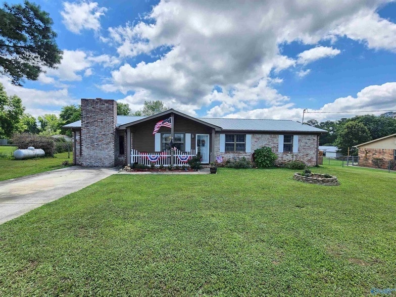 247 Snow Dr in Scottsboro, AL - Foto de edificio