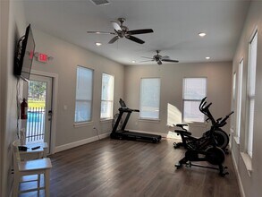 504 Nursery Rd in The Woodlands, TX - Foto de edificio - Building Photo