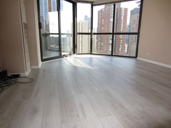 property at 33 W Delaware Pl