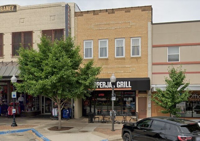 919 Massachusetts St in Lawrence, KS - Building Photo