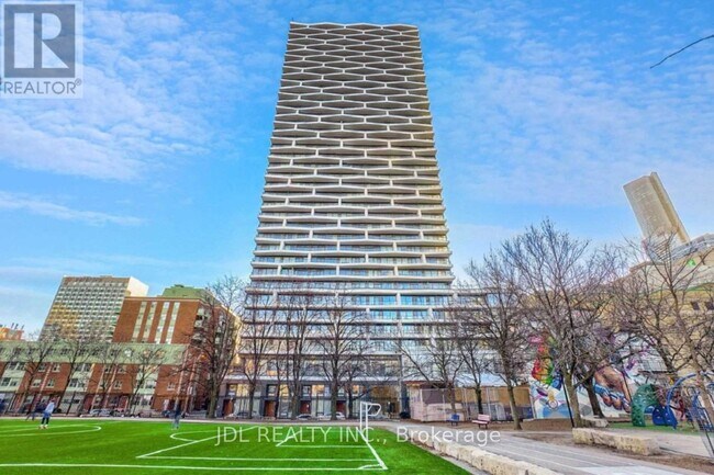 619-685 WOOD St in Toronto, ON - Building Photo - Building Photo
