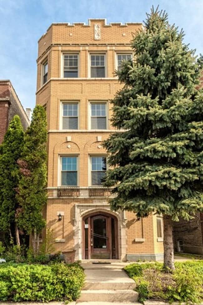 property at 2720 W Winnemac Ave