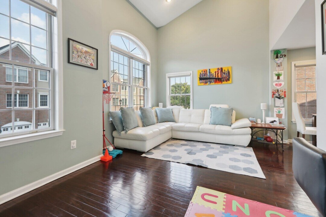 80 Lydia Dr in Guttenberg, NJ - Building Photo