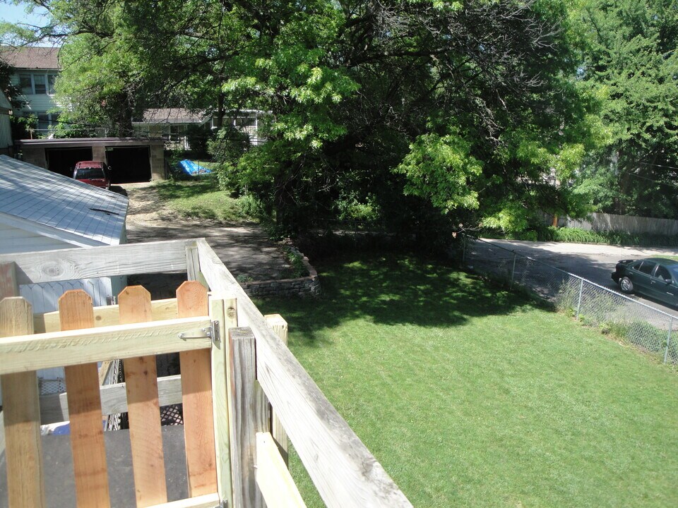 520 Lawrence Ave, Unit Furnished Unit in Elgin, IL - Building Photo