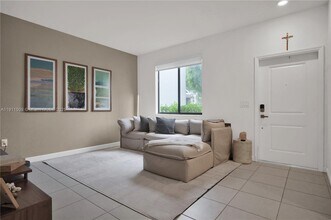 909 NE 211th St in North Miami Beach, FL - Building Photo - Building Photo