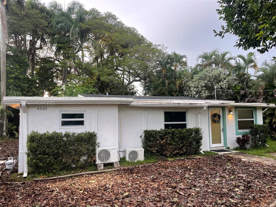 4681 SW 33rd Ave in Fort Lauderdale, FL - Building Photo