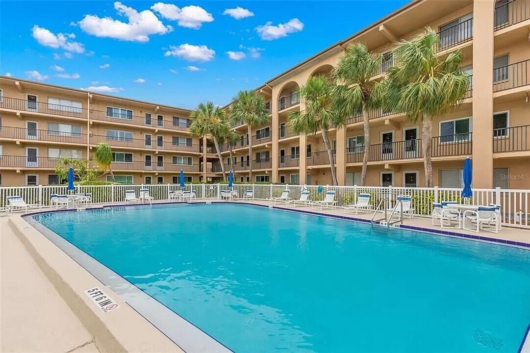 2525 W Bay Dr in Belleair Bluffs, FL - Foto de edificio