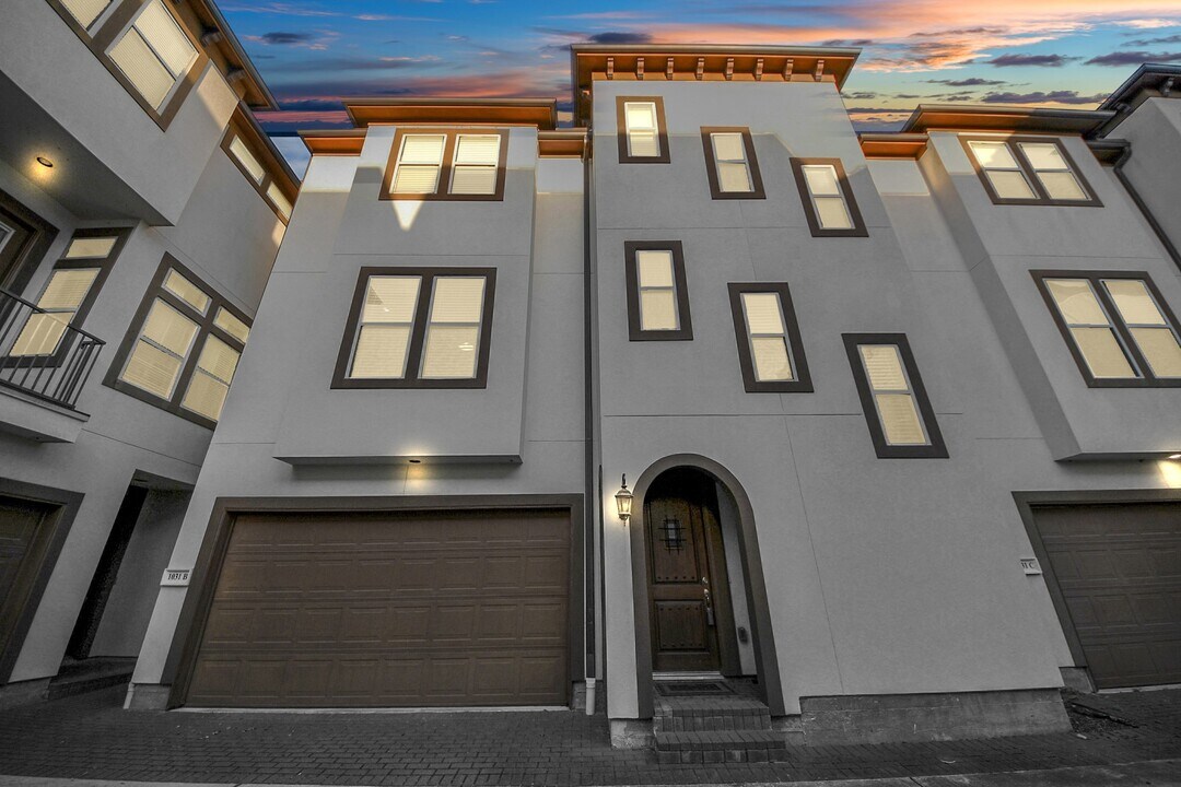 1031 W 21st St in Houston, TX - Building Photo