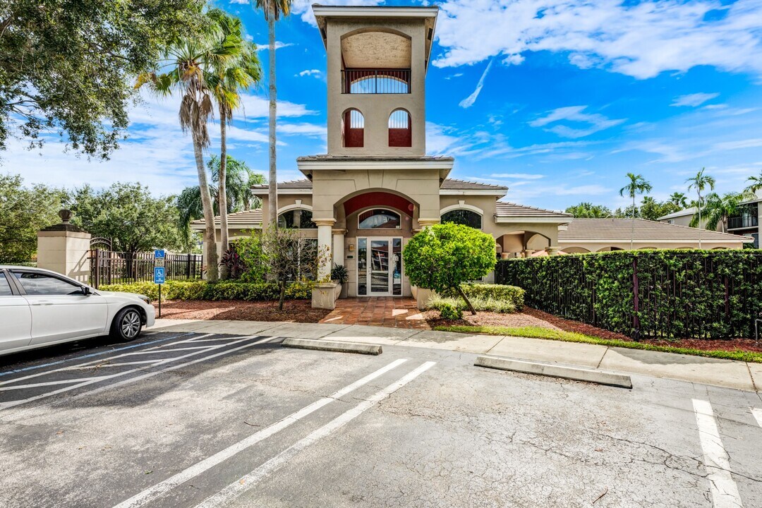 Crossings at University in Miami Gardens, FL - Building Photo