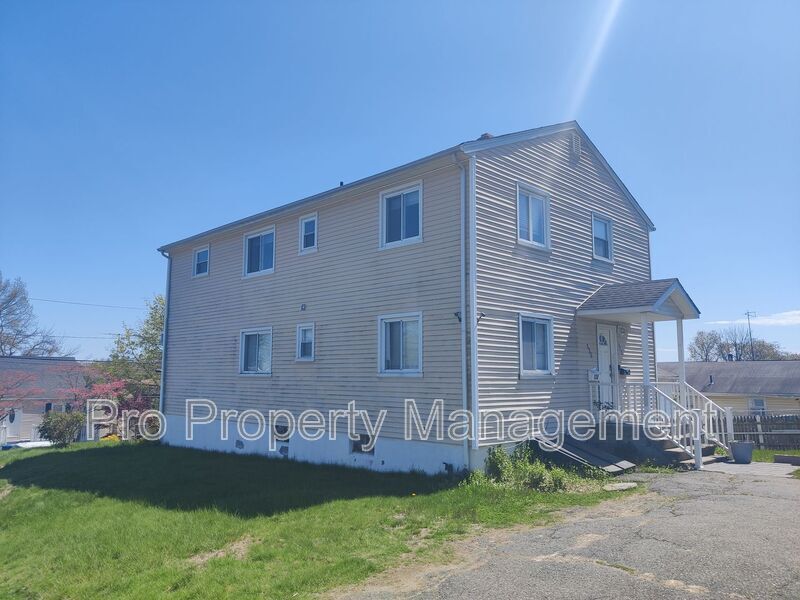 135 Hillcrest Rd in Bridgeport, CT - Building Photo