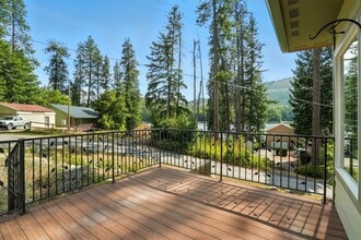 23732 N Lakeview Blvd in Rathdrum, ID - Foto de edificio - Building Photo