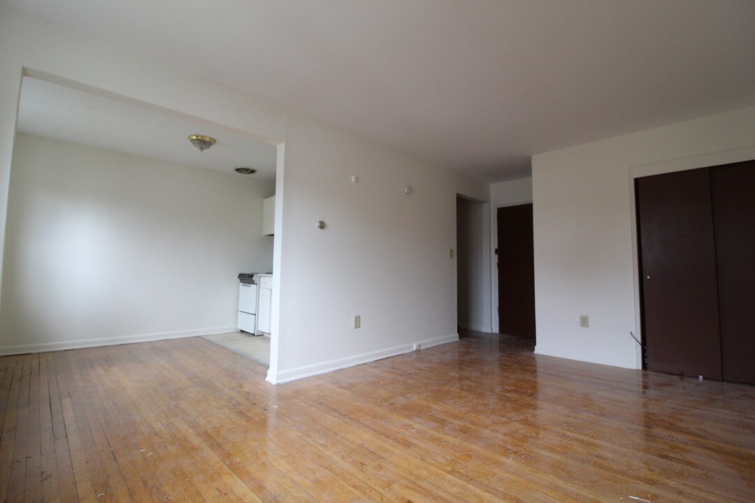 33 Burnside Ave in East Hartford, CT - Building Photo