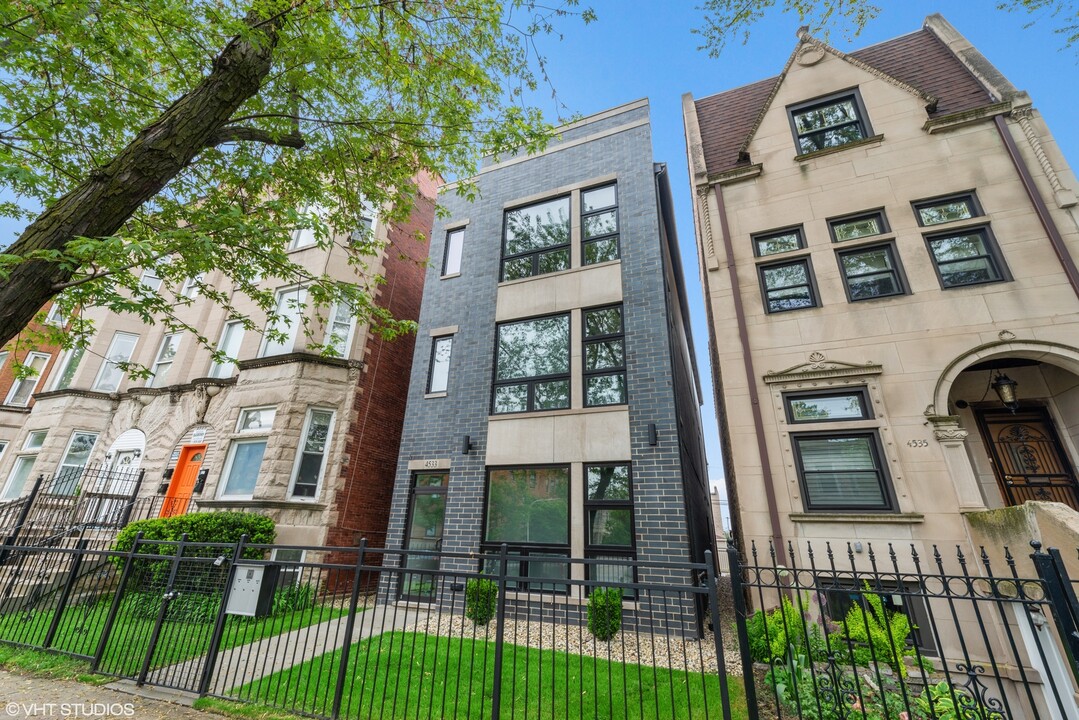 4533 S Vincennes Ave in Chicago, IL - Foto de edificio