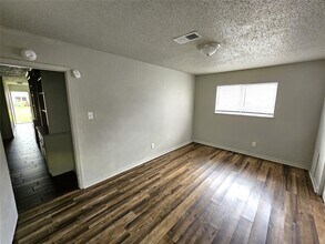 2421 16th Ave N in Texas City, TX - Foto de edificio - Building Photo