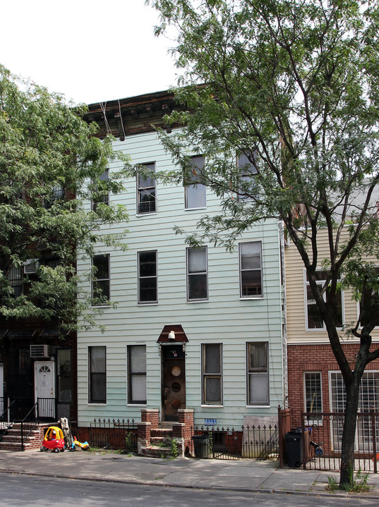 158 Lynch St in Brooklyn, NY - Building Photo