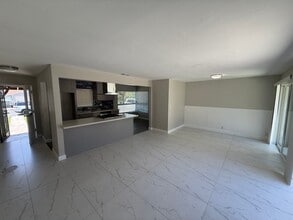 11092 S Dallas Dr in Garden Grove, CA - Foto de edificio - Building Photo