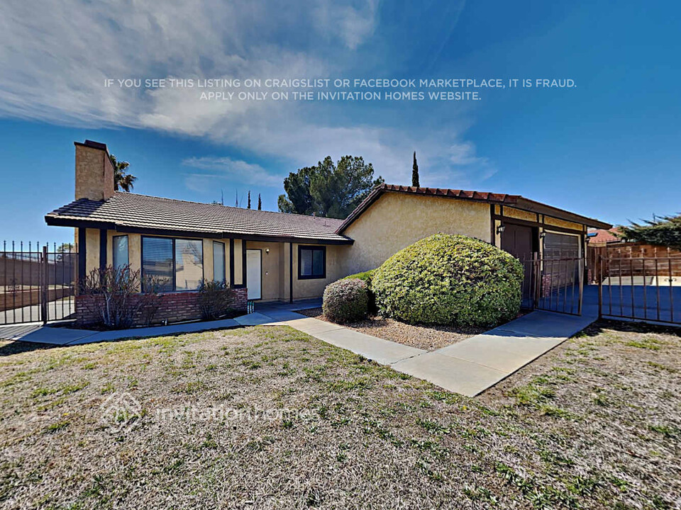 1636 E Avenue R4 in Palmdale, CA - Building Photo