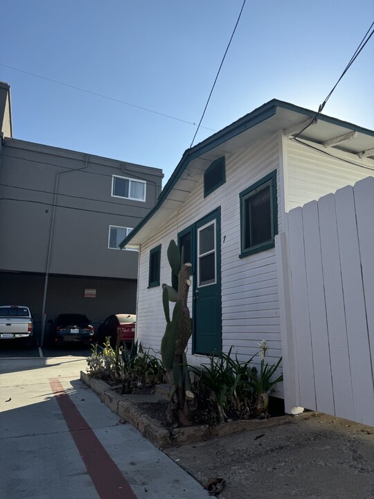 5075 Niagara Ave in San Diego, CA - Building Photo