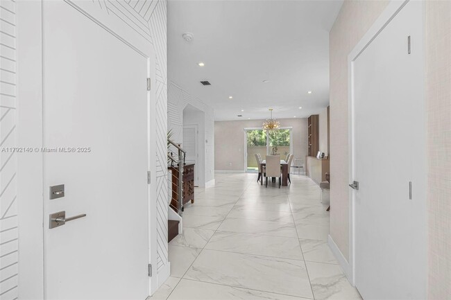 10373 NW 68th Ter in Doral, FL - Building Photo - Building Photo
