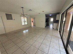 6895 Loch Ness Dr in Miami Lakes, FL - Building Photo - Building Photo