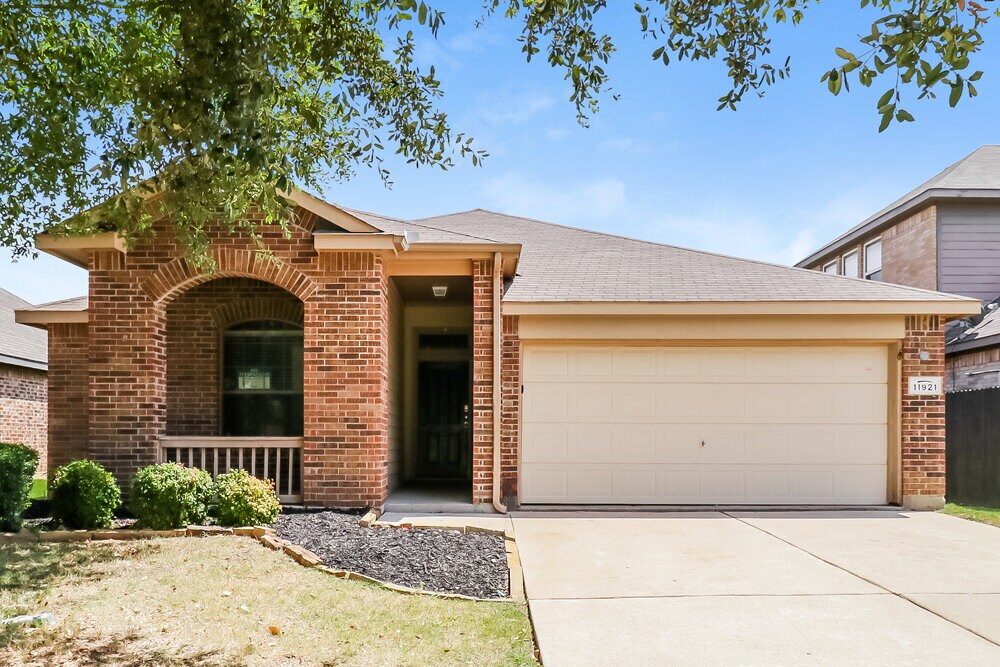 11921 Bellegrove Rd in Burleson, TX - Building Photo