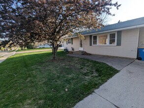 1212 Saint Paul Rd in Owatonna, MN - Building Photo - Building Photo