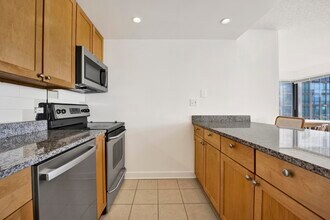 30 E Huron St, Unit 3204 in Chicago, IL - Building Photo - Building Photo