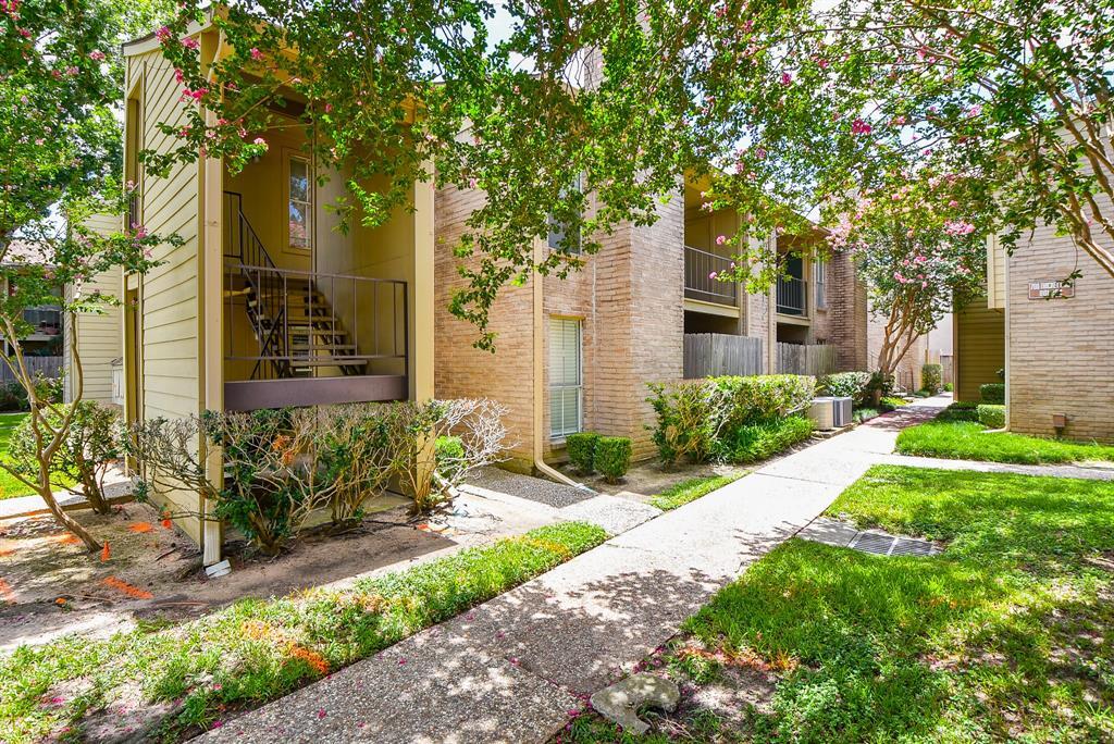 700 Thicket Ln in Houston, TX - Building Photo