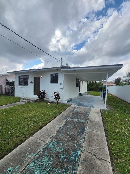 7750 NW 14th Pl in Miami, FL - Building Photo