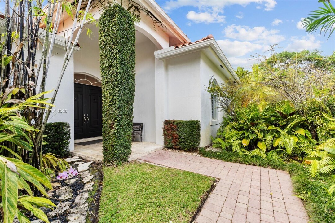 7302 SW 122 Ct in Miami, FL - Building Photo