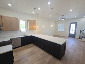 7956 Bonaire St in Houston, TX - Building Photo - Building Photo