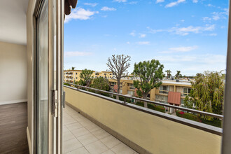 5353 Yarmouth Ave in Los Angeles, CA - Building Photo - Building Photo