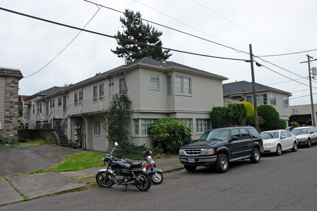 2410 NE Hoyt St in Portland, OR - Building Photo - Building Photo