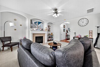 34 S Burberry Park Cir in Spring, TX - Foto de edificio - Building Photo