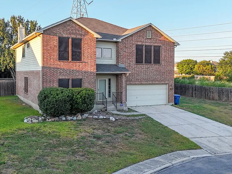 9207 Larsons Ln in Helotes, TX - Building Photo