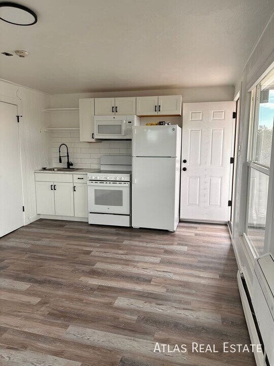 551 S Fairfax St in Glendale, CO - Building Photo