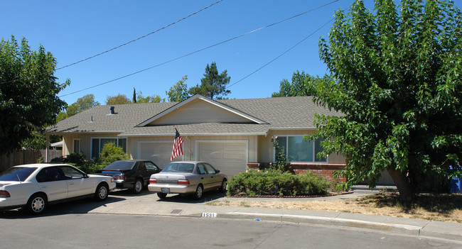 1531 Hilliard Ct in Santa Rosa, CA - Building Photo - Building Photo