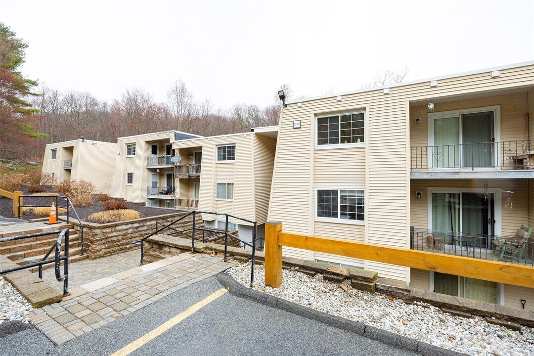 416 Fox Run Ln in Carmel, NY - Building Photo