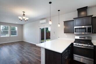 604 F and S Grade Rd in Sedro Woolley, WA - Building Photo - Building Photo