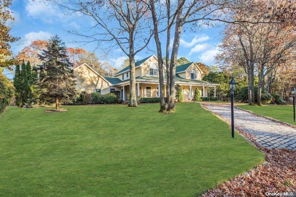 3 Cherry Blossom Ln in East Quogue, NY - Foto de edificio