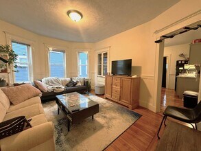 28 Lexington Ave, Unit 1 in Somerville, MA - Foto de edificio - Building Photo