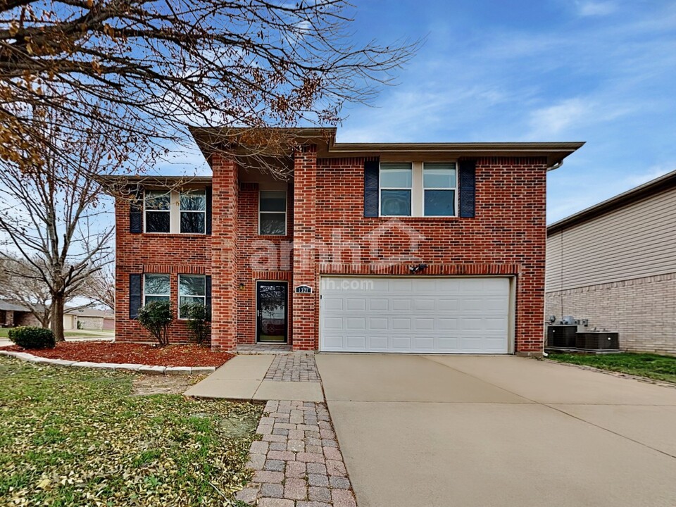 1321 Dandelion Trail in Burleson, TX - Building Photo