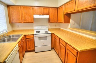 9475 Olde Village Ct in Dallas, TX - Building Photo - Building Photo