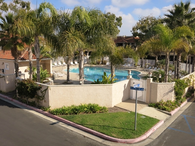 7645 Bay Dr in Huntington Beach, CA - Foto de edificio
