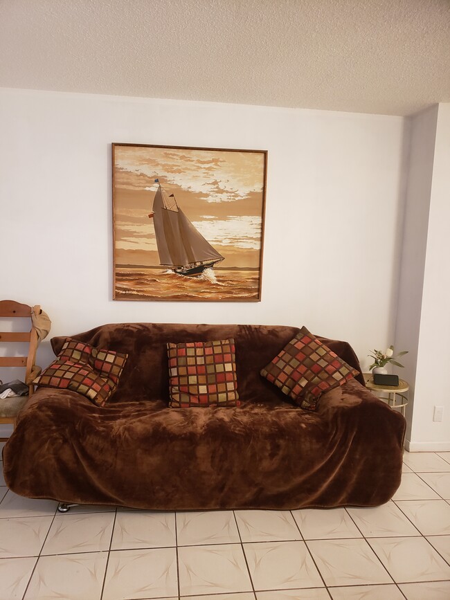300 NE 14th Ave in Hallandale Beach, FL - Foto de edificio - Building Photo