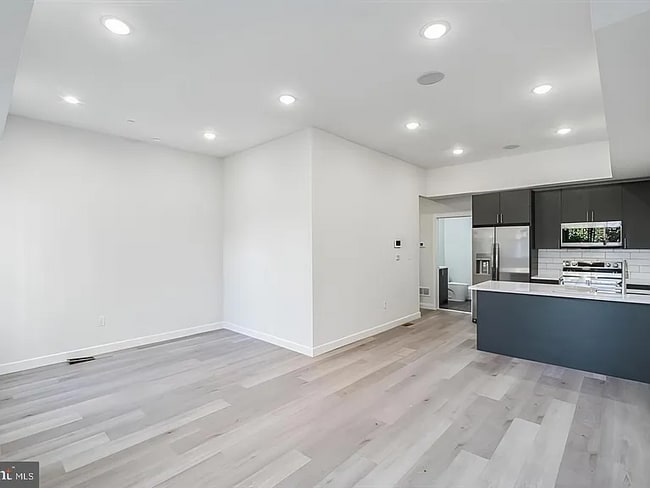 2417 N 7th St in Philadelphia, PA - Foto de edificio - Building Photo