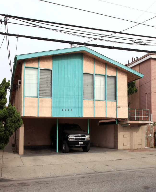 2219 E 10th St in Long Beach, CA - Foto de edificio - Building Photo