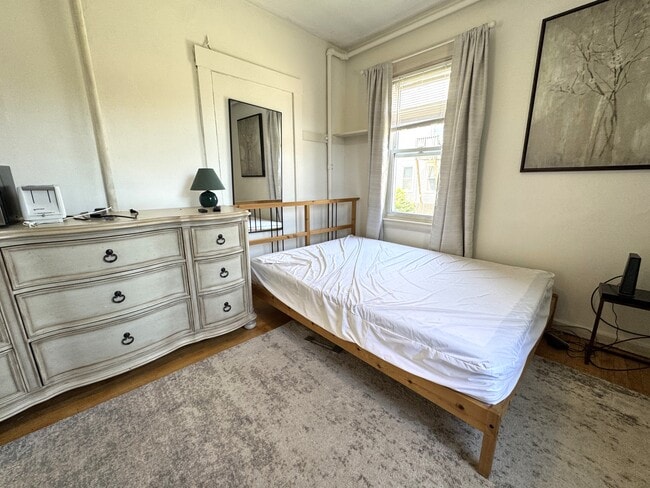 184 Ash St, Unit 1 in Waltham, MA - Foto de edificio - Building Photo