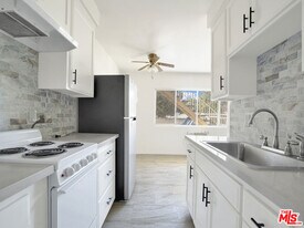 7228 Allott Ave in Los Angeles, CA - Building Photo