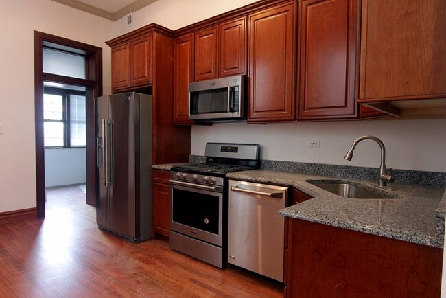 1510 W Thomas St, Unit J00W in Chicago, IL - Building Photo - Building Photo